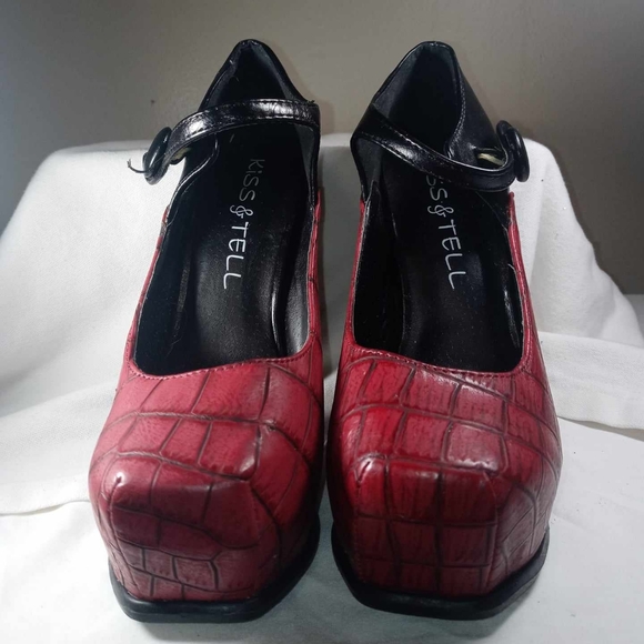Kiss & Tell shoes - Picture 2 of 2
